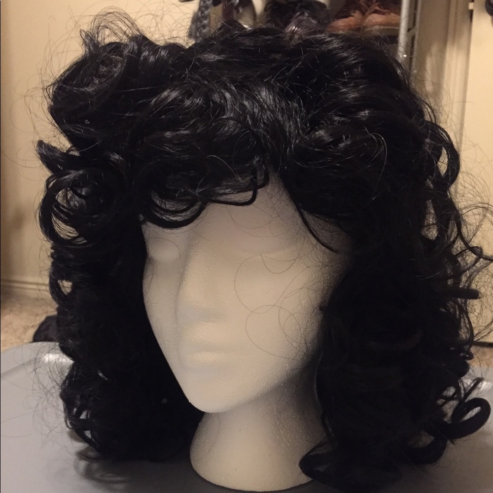Curly black wig with curly bangs